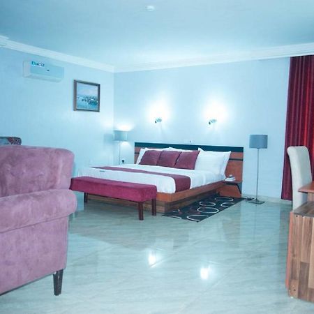 Dannic Hotels Enugu Buitenkant foto