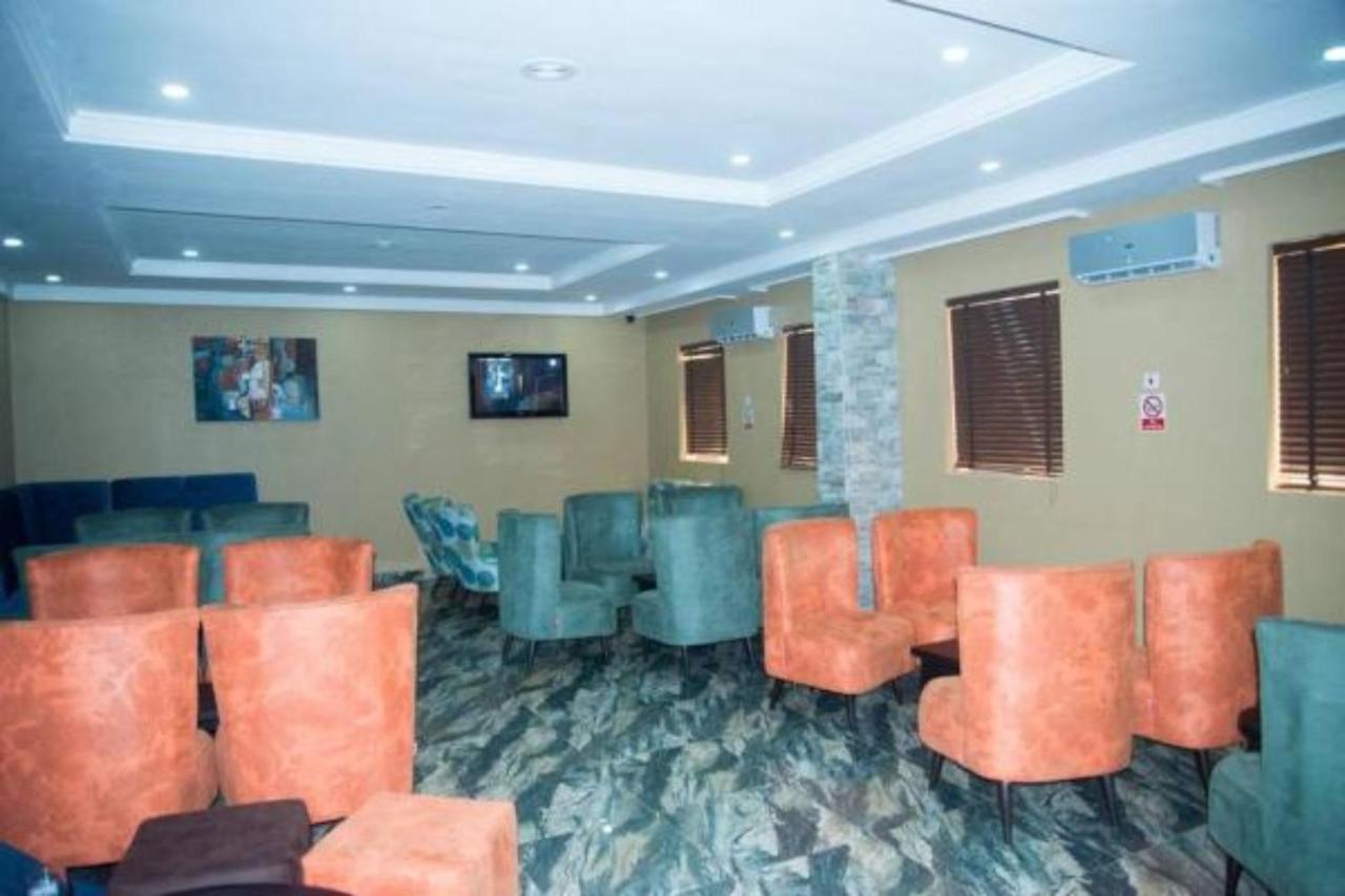 Dannic Hotels Enugu Buitenkant foto