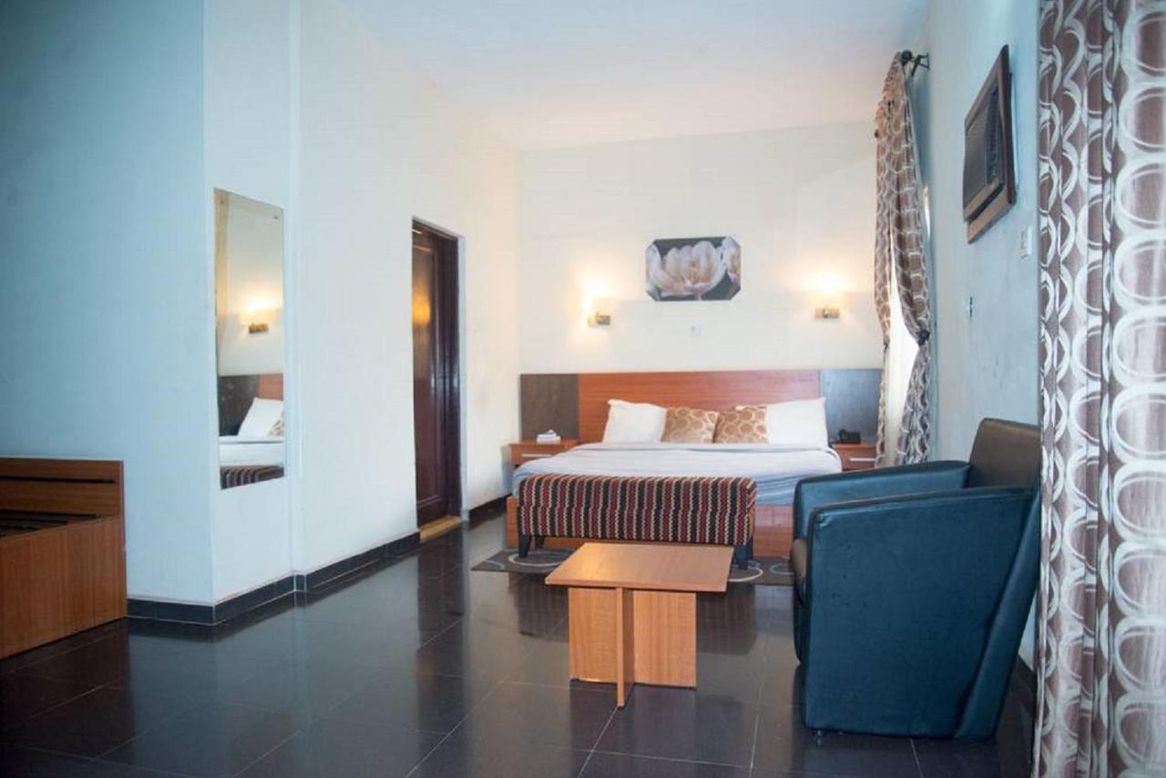 Dannic Hotels Enugu Buitenkant foto