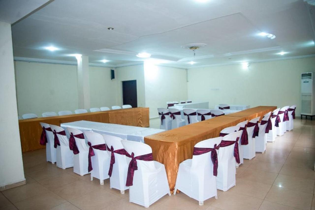 Dannic Hotels Enugu Buitenkant foto