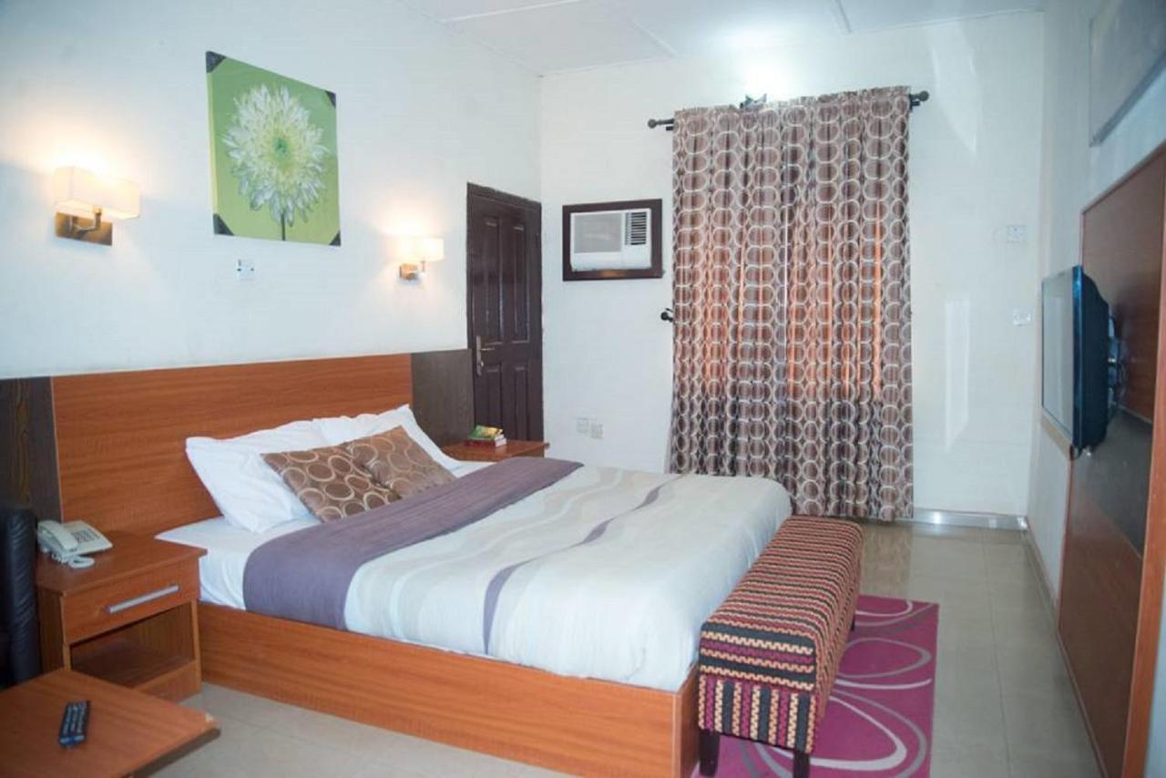 Dannic Hotels Enugu Buitenkant foto