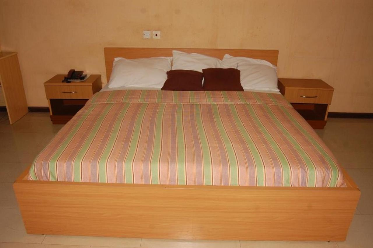 Dannic Hotels Enugu Buitenkant foto