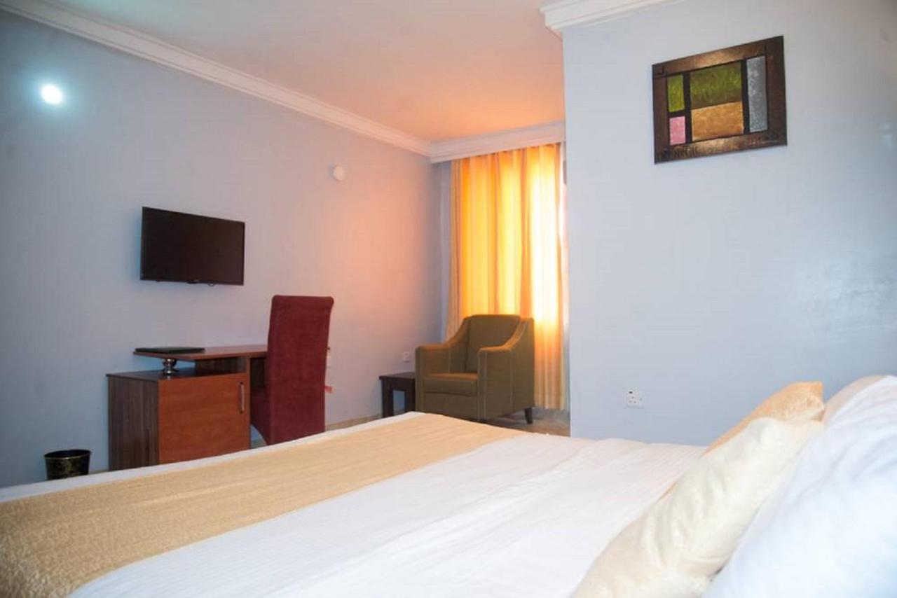 Dannic Hotels Enugu Buitenkant foto