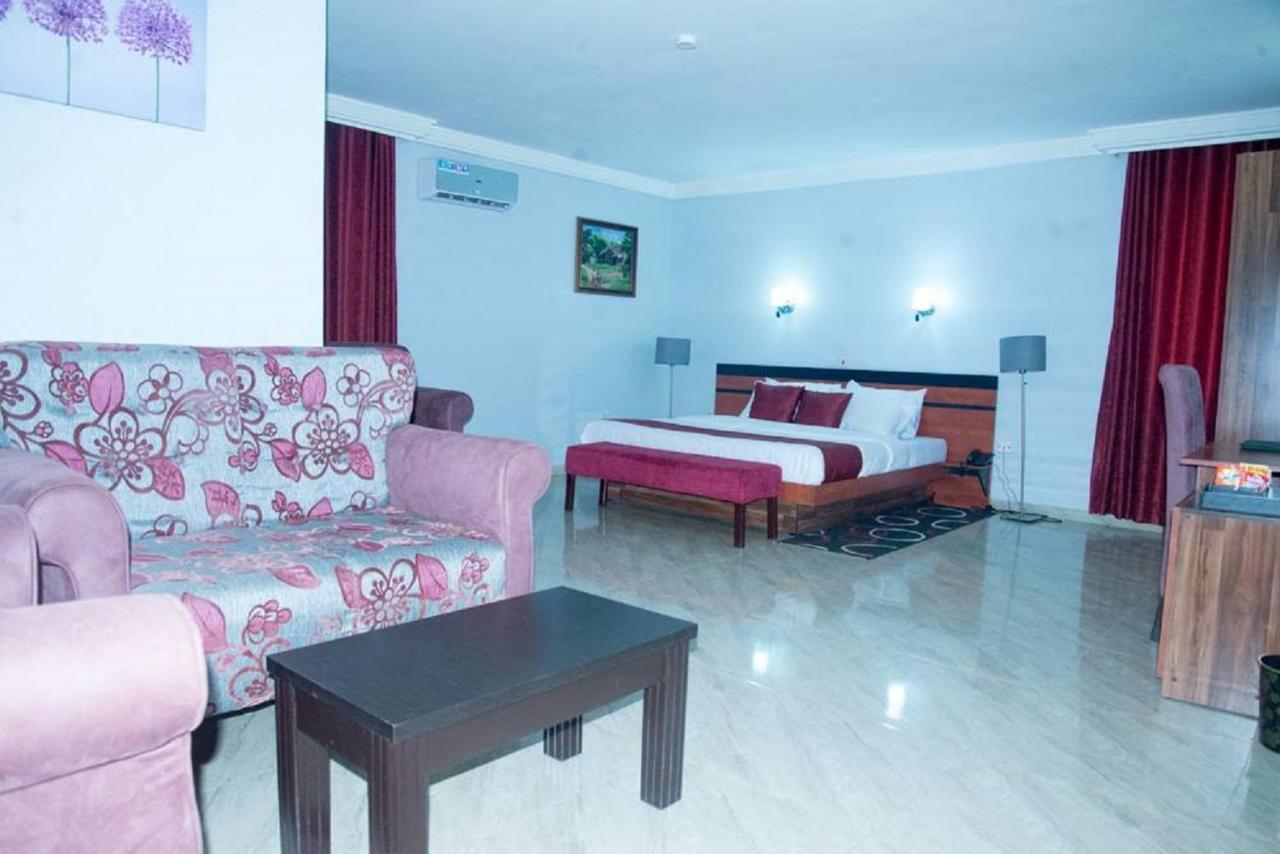 Dannic Hotels Enugu Buitenkant foto